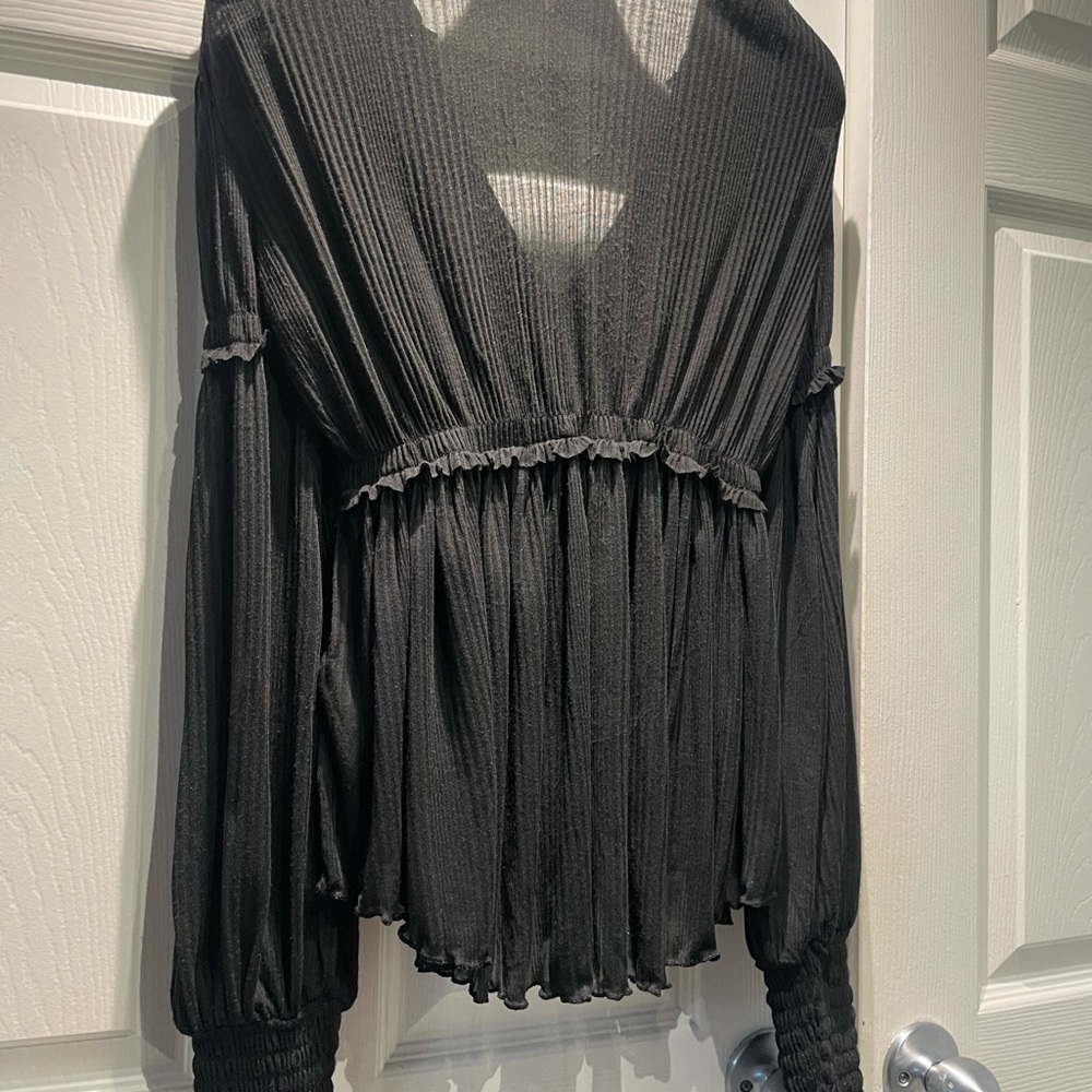 LAST CHANCE!. Buy ‘til 6/20! FREE PEOPLE Black, babydoll cut-crop top. S/M NWT.
